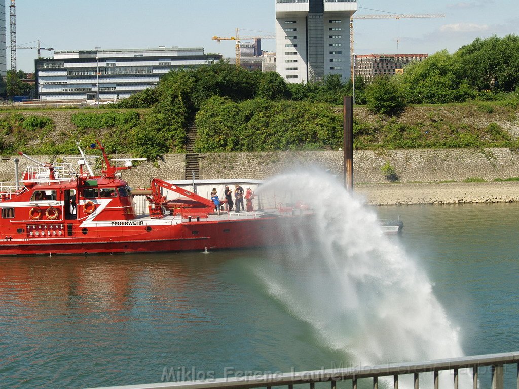 Feuerloeschboot 10-2      P148.JPG